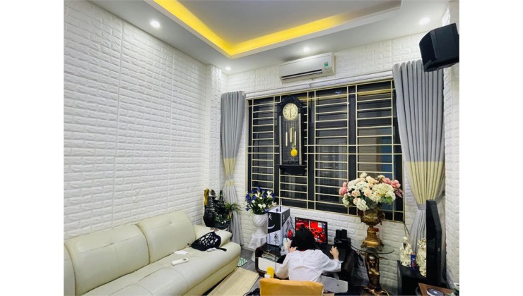 Chính chủ gửi bán nhà đẹp full nội thất, ở ngay, cách mặt phố Võ Chí Công chỉ 15m, DT 40m2 x 5 tầng, 6 tỷ.